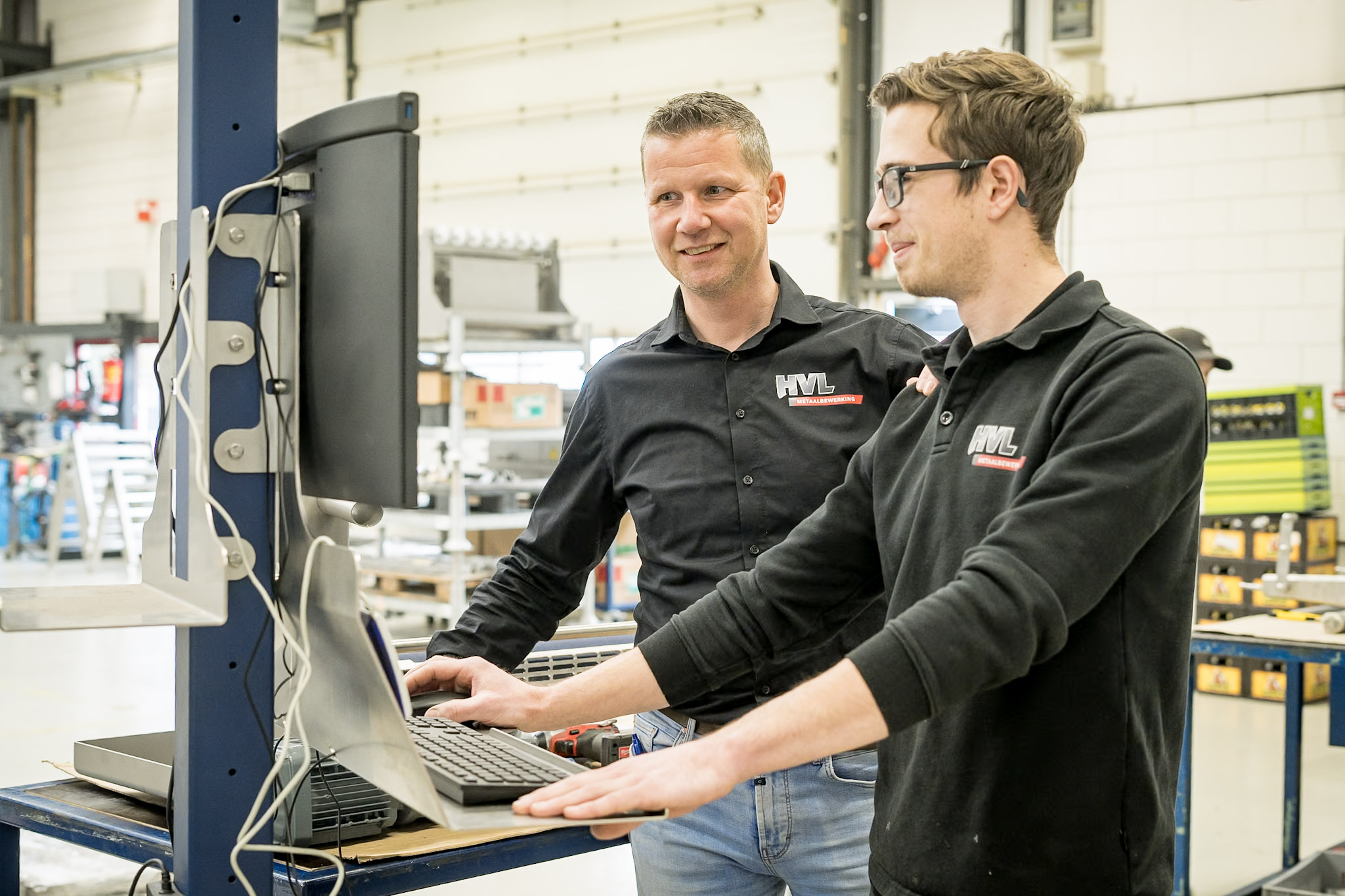 Of je nu monteur, lasser, engineer of werkvoorbereider bent: bij HVL krijg je de kans om te groeien in een moderne werkomgeving, met topmachines én fijne collega’s om je heen.